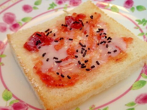 苺ジャムとコンデンスとスプレーチョコおやつパン